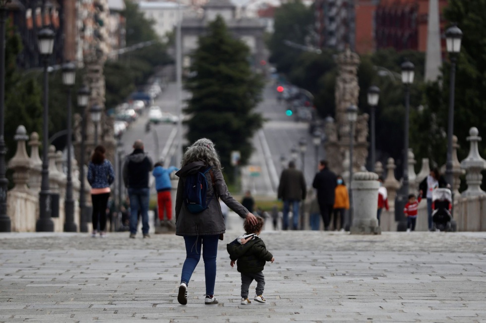 Varias personas coinciden en algunos puntos de la capital esta mañana mientras pasean con sus pequeños y pequeñas, también con aquellos que dan sus primeros pasos, y guardan la distancia de seguridad. Varias personas coinciden en algunos puntos de la capital esta mañana mientras pasean con sus pequeños y pequeñas, también con aquellos que dan sus primeros pasos, y guardan la distancia de seguridad.