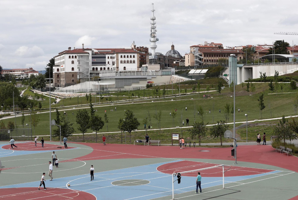 En el parque del Soto Lezkairu (Pamplona) pequeños y mayores juegan en su césped y en sus pistas de fútbol y baloncesto. En el parque del Soto Lezkairu (Pamplona) pequeños y mayores juegan en su césped y en sus pistas de fútbol y baloncesto.