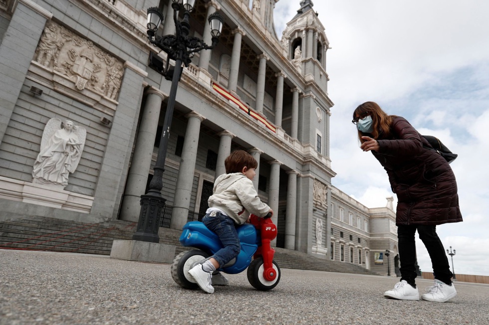 Una madre y su hijo juegan ante el Palacio Real en Madrid. Una madre y su hijo juegan ante el Palacio Real en Madrid.