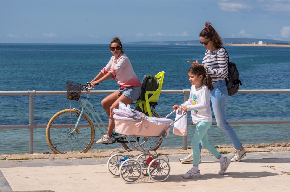 Una niña pasea junto a su madre por el paseo de la Playa de Can Pere Antoni de Palm este domingo Una niña pasea junto a su madre por el paseo de la Playa de Can Pere Antoni de Palm este domingo