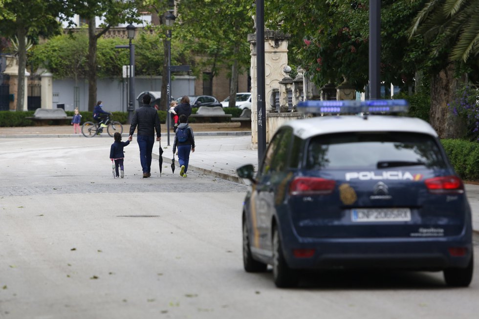 Agentes de la Policía Nacional vigilan para se cumpla la normativa aplicada a las salidas con niños, el primer día en el que los menores de 14 años pueden salir. En Granada (Andalucía ,España) a 26 de abril de 2020. Agentes de la Policía Nacional vigilan para se cumpla la normativa aplicada a las salidas con niños, el primer día en el que los menores de 14 años pueden salir. En Granada (Andalucía ,España) a 26 de abril de 2020.