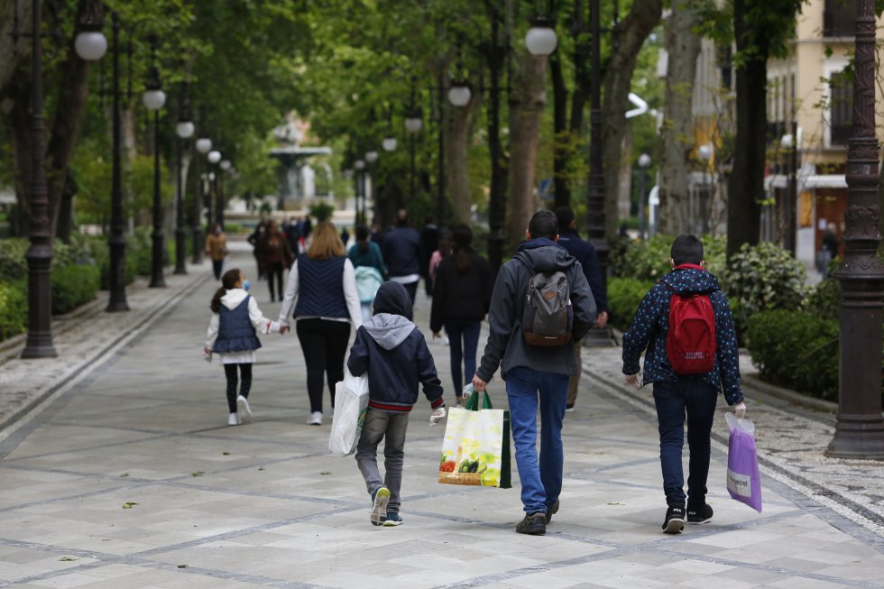 Niños junto a sus padres pasean durante el primer día en el que los menores de 14 años pueden salir a la calle. En Granada (Andalucía ,España) a 26 de abril de 2020. Niños junto a sus padres pasean durante el primer día en el que los menores de 14 años pueden salir a la calle. En Granada (Andalucía ,España) a 26 de abril de 2020.