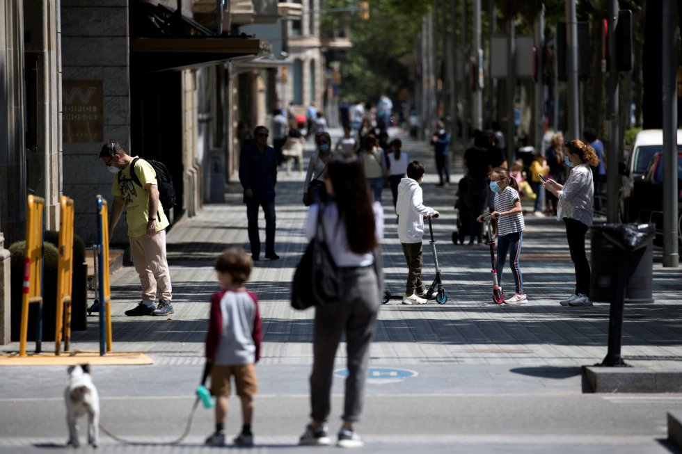 Varias familias pasean por la Diagonal de Barcelona este domingo, cuadragésimo tercer día de estado de alarma, cuando más de seis millones de niños de hasta 14 años han podido salir pro primera vez a la calle desde el inicio del confinamiento. Varias familias pasean por la Diagonal de Barcelona este domingo, cuadragésimo tercer día de estado de alarma, cuando más de seis millones de niños de hasta 14 años han podido salir pro primera vez a la calle desde el inicio del confinamiento.