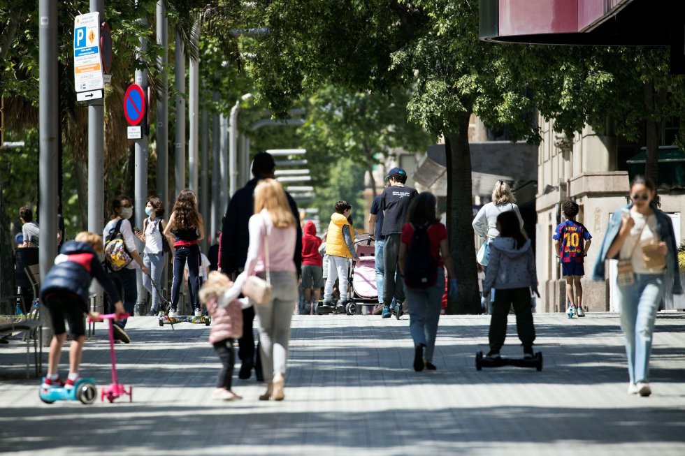 Varias familias pasean por la Diagonal de Barcelona este domingo, cuadragésimo tercer día de estado de alarma, cuando más de seis millones de niños de hasta 14 años han podido salir pro primera vez a la calle desde el inicio del confinamiento. Varias familias pasean por la Diagonal de Barcelona este domingo, cuadragésimo tercer día de estado de alarma, cuando más de seis millones de niños de hasta 14 años han podido salir pro primera vez a la calle desde el inicio del confinamiento.