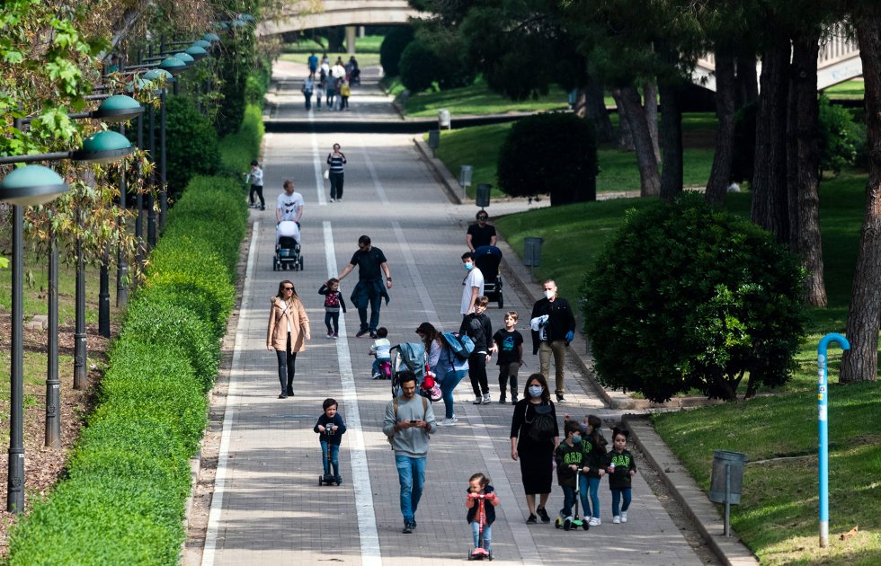 Numerosas familias han bajado al jardín del rio Turia, en el cuadragésimo tercer día del estado de alarma, en el que por primer vez los niños han podido volver a pasear por las calles de la ciudad. La vicealcaldesa de Valencia, Sandra Gómez, denuncia escenas de irresponsabilidad tras difundirse un vídeo en redes sociales con niños jugando al fútbol. https://cadenaser.com/emisora/2020/04/26/radio_valencia/1587906718_806714.html Numerosas familias han bajado al jardín del rio Turia, en el cuadragésimo tercer día del estado de alarma, en el que por primer vez los niños han podido volver a pasear por las calles de la ciudad. La vicealcaldesa de Valencia, Sandra Gómez, denuncia escenas de irresponsabilidad tras difundirse un vídeo en redes sociales con niños jugando al fútbol. https://cadenaser.com/emisora/2020/04/26/radio_valencia/1587906718_806714.html