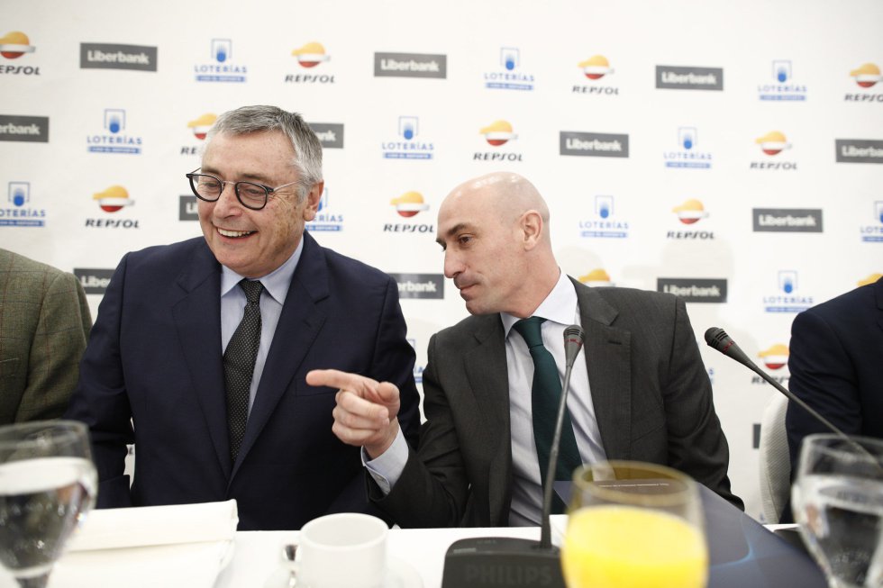 Michael Robinson con Luis Rubiales en Madrid en febrero del 2019.
Michael Robinson con Luis Rubiales en Madrid en febrero del 2019.