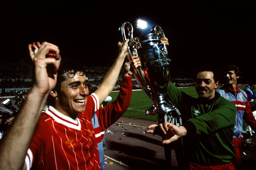 El exfutbolista y presentador de la SER Michael Robinson ha fallecido a los 61 años por un grave cáncer que hizo público en diciembre de 2018. En esta imagen de archivo, Michael levanta la Copa de Europa que ganó en 1984 con el Liverpool frente a la Roma. El exfutbolista y presentador de la SER Michael Robinson ha fallecido a los 61 años por un grave cáncer que hizo público en diciembre de 2018. En esta imagen de archivo, Michael levanta la Copa de Europa que ganó en 1984 con el Liverpool frente a la Roma.