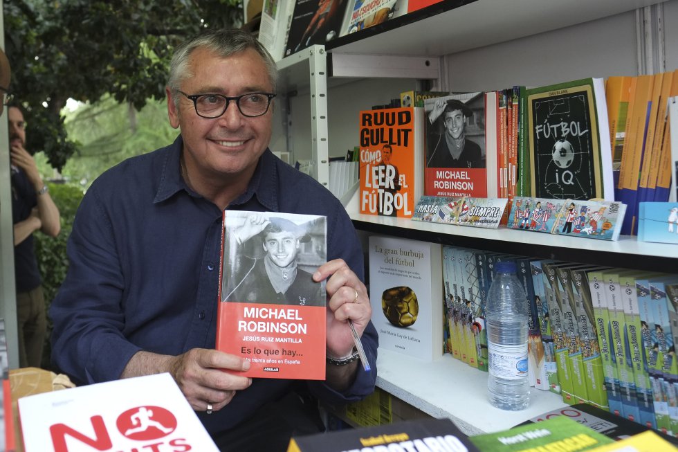 Michael Robinson firmando libros en la feria del libro de Madrid en julio de 2017. Michael Robinson firmando libros en la feria del libro de Madrid en julio de 2017.