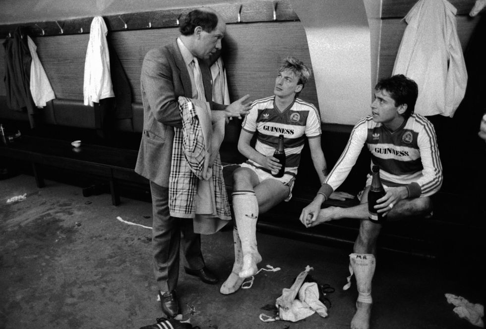 El entrenador del Queens Park Rangers (a mla izquierda), da instrucciones a Alan McDonald y Michael Robinson en 1986. El entrenador del Queens Park Rangers (a mla izquierda), da instrucciones a Alan McDonald y Michael Robinson en 1986.
