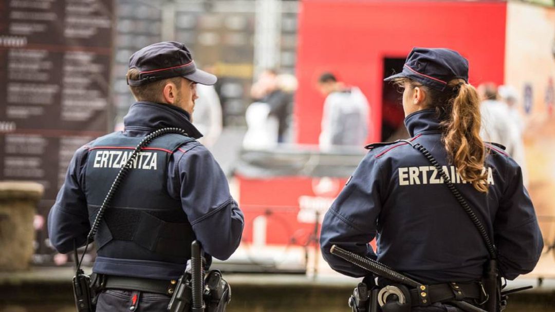 Detenido tras agredir con un cuchillo y una botella a su Cacerolada en los balcones tras ser detenido un hombre