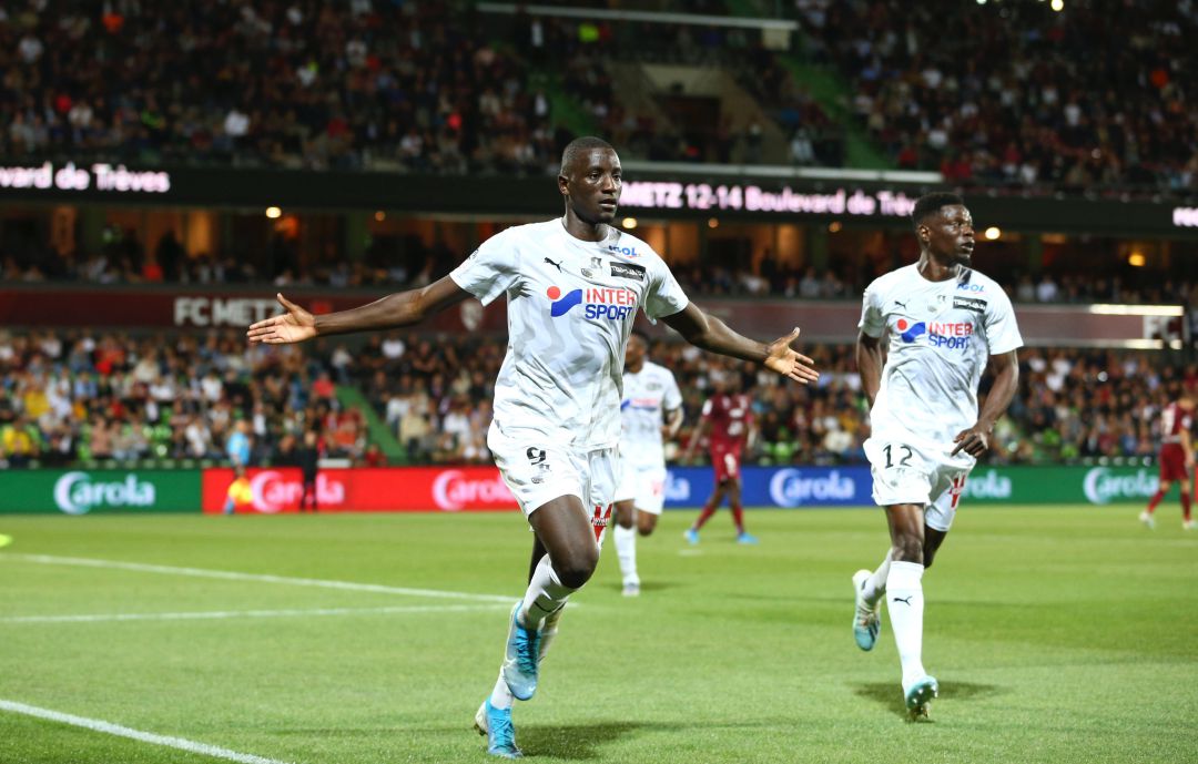 Guirassy celebra un gol con Amiens