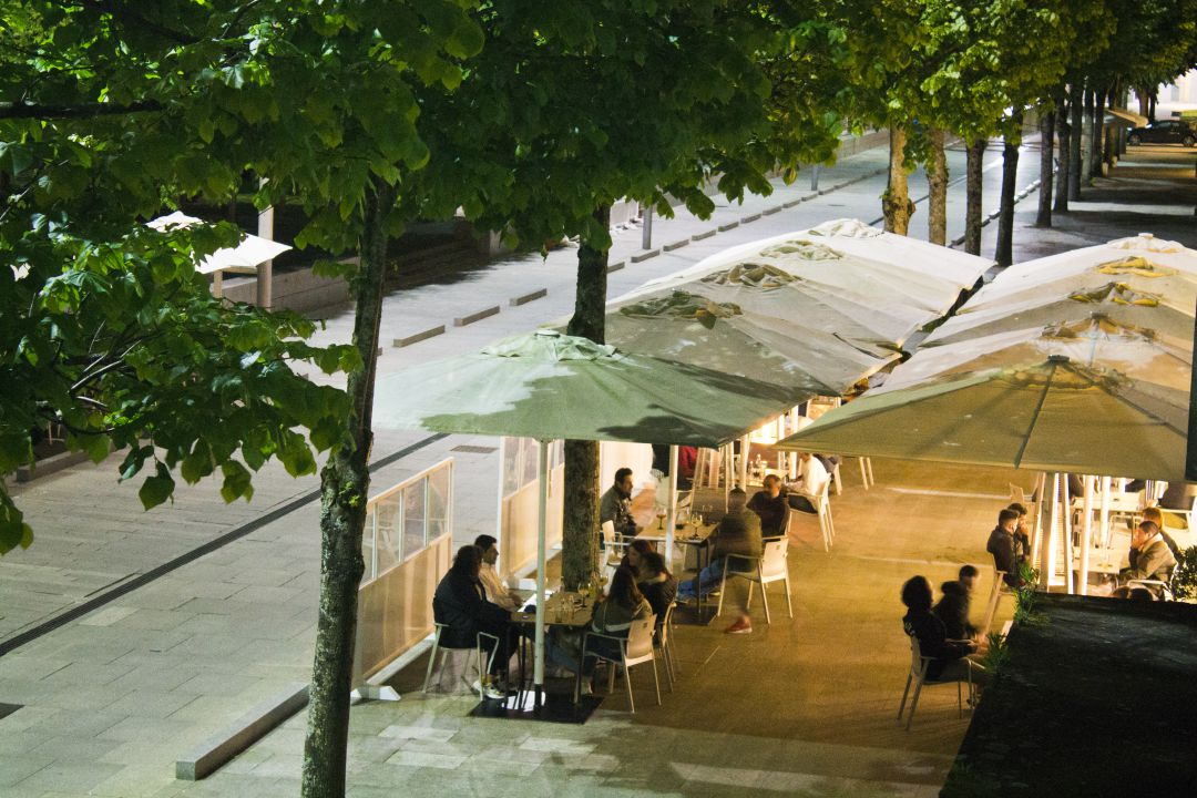Una terraza abierta y con el aforo permitido al completo en la calle montero Ríos de Vigo, pocos minutos después de las doce de la noche.