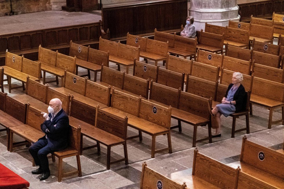 Varios fieles guardan la distancia de seguridad mientras asisten a misa en la Catedral de Palma de Mallorca, este lunes. Varios fieles guardan la distancia de seguridad mientras asisten a misa en la Catedral de Palma de Mallorca, este lunes.