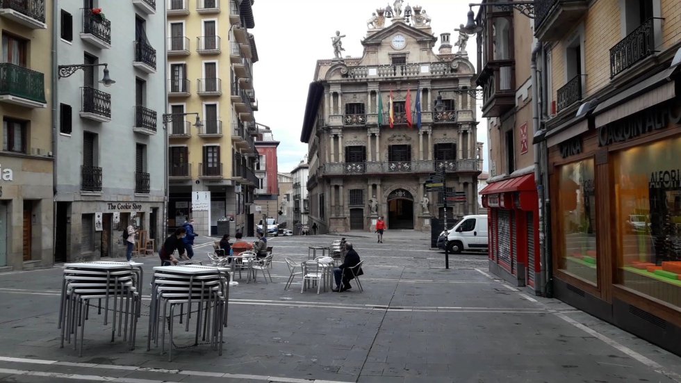 Clientes en una terraza de Pamplona en el primer día de la fase 1 de la desescalada en Navarra. Clientes en una terraza de Pamplona en el primer día de la fase 1 de la desescalada en Navarra.