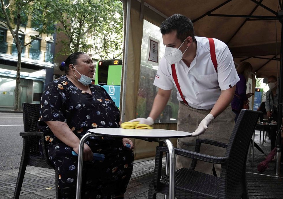 Un camarero atiende a una señora en la terraza de un bar en el centro de Córdoba, este lunes, cuando comienza la fase 1 de la desescalada en la provincia. Un camarero atiende a una señora en la terraza de un bar en el centro de Córdoba, este lunes, cuando comienza la fase 1 de la desescalada en la provincia.