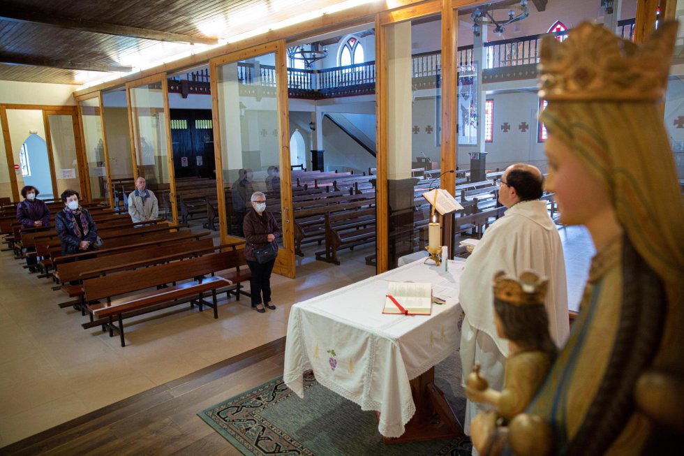 El párroco de San Cristóbal de Vitoria da misa a cuatro fieles este lunes, en el que Euskadi inicia la fase 1 de la desescalada de la pandemia de la COVID-19. El párroco de San Cristóbal de Vitoria da misa a cuatro fieles este lunes, en el que Euskadi inicia la fase 1 de la desescalada de la pandemia de la COVID-19.