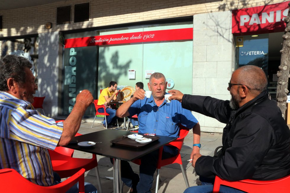Tres clientes de la cafetería Panishop de Tarragona brindan simbólicamente con las tazas de cafè en el primer día de la fase 1. Tres clientes de la cafetería Panishop de Tarragona brindan simbólicamente con las tazas de cafè en el primer día de la fase 1.