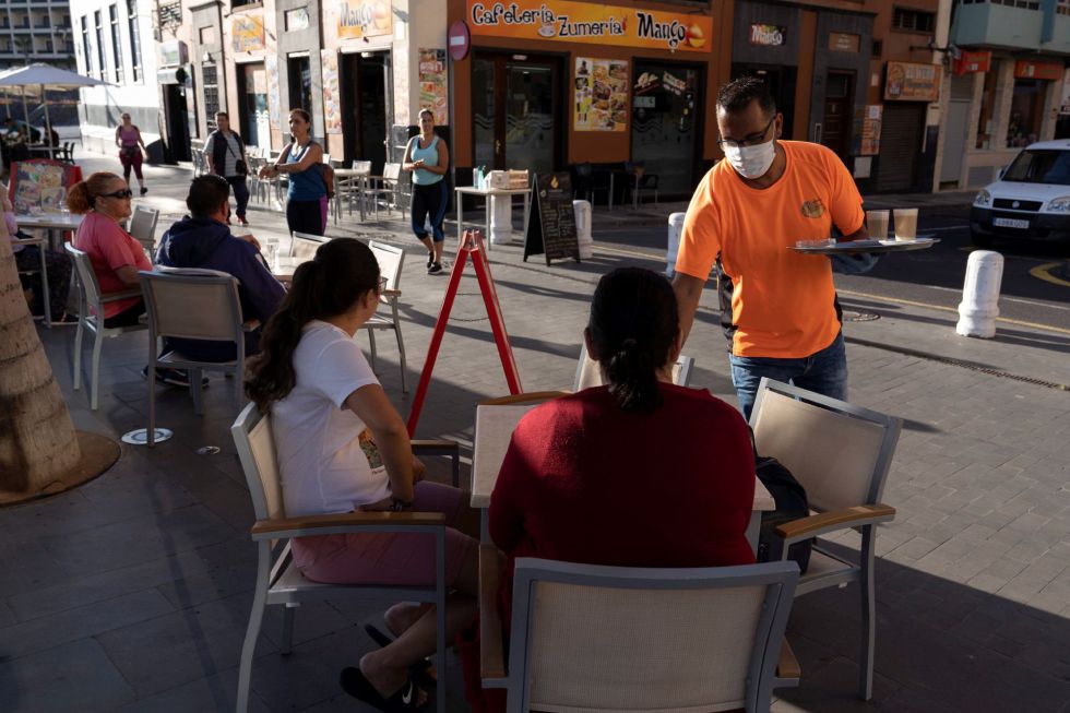 Un camarero atiende a los clientes en la terraza de un bar de Puerto de la Cruz (Tenerife). Un camarero atiende a los clientes en la terraza de un bar de Puerto de la Cruz (Tenerife).