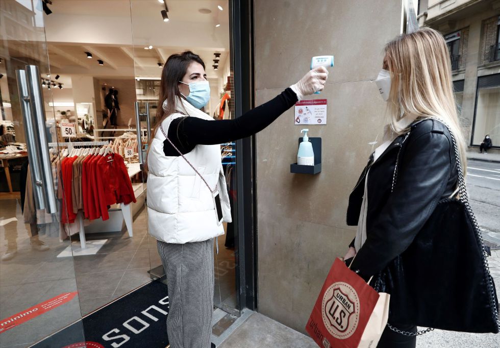 La encargada de la tienda Urban U.S situada en una de las arterias comerciales mas importantes dePamplona toma la temperatura a uno de los trabajadores antes de entrar a la tienda y proceder a su apertura al público. La encargada de la tienda Urban U.S situada en una de las arterias comerciales mas importantes dePamplona toma la temperatura a uno de los trabajadores antes de entrar a la tienda y proceder a su apertura al público.