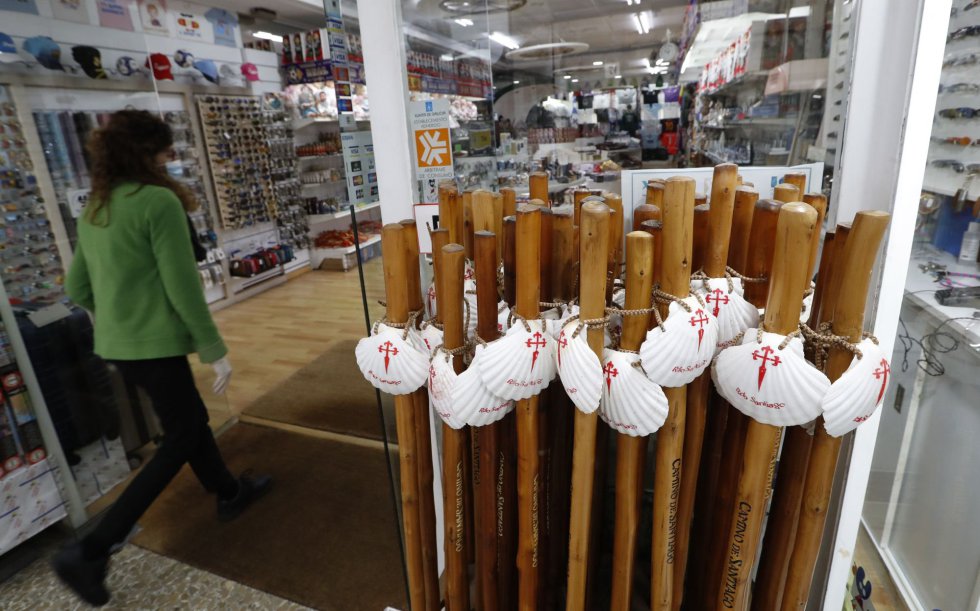 Una tienda de recuerdos, con bastones de peregrino, abierta en el primer día de la fase 1 de la desescalada del confinamiento. Una tienda de recuerdos, con bastones de peregrino, abierta en el primer día de la fase 1 de la desescalada del confinamiento.
