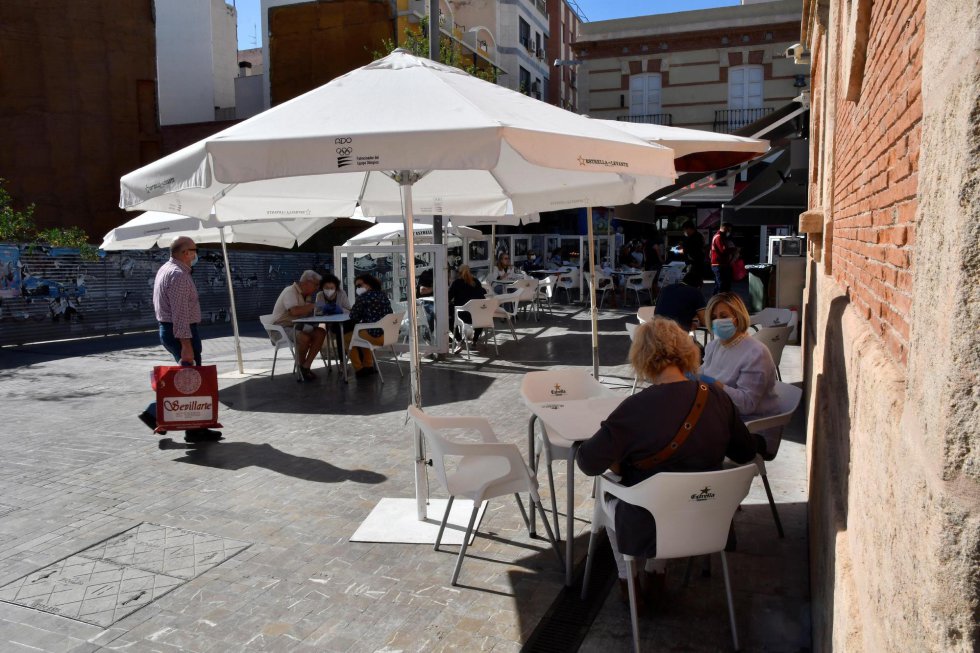 Varias personas desayunan en la terraza de una cafetería de Almería, una de las provincias de Andalucía que ha pasado a la fase 1 de la desescalada. Varias personas desayunan en la terraza de una cafetería de Almería, una de las provincias de Andalucía que ha pasado a la fase 1 de la desescalada.