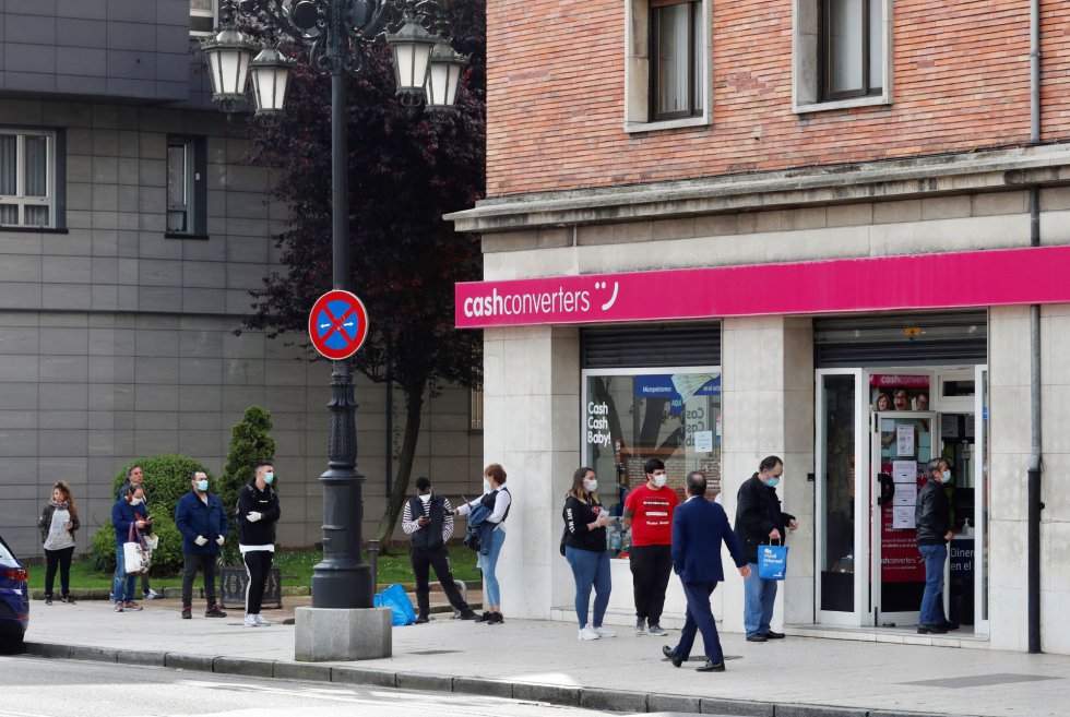Varios ciudadanos hacen cola ante una tienda de compra-venta de artículos de segunda mano, este lunes, en Oviedo. Varios ciudadanos hacen cola ante una tienda de compra-venta de artículos de segunda mano, este lunes, en Oviedo.