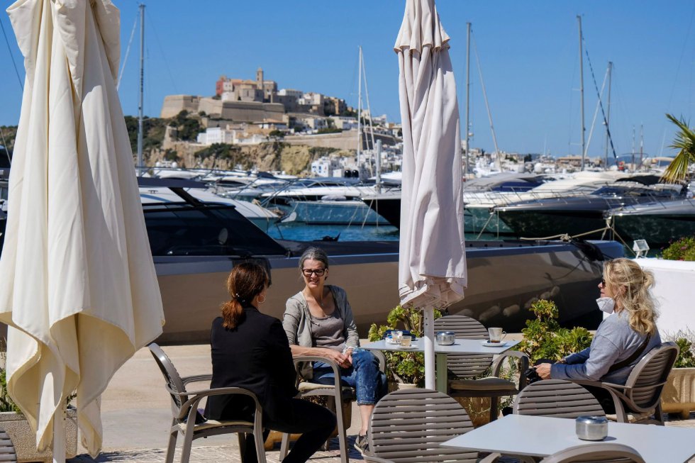 Varias personas desayunan en las terrazas del puerto deportivo Marina Botafoch en Ibiza, este lunes, cuando arranca la fase 1 de la desescalada. Varias personas desayunan en las terrazas del puerto deportivo Marina Botafoch en Ibiza, este lunes, cuando arranca la fase 1 de la desescalada.