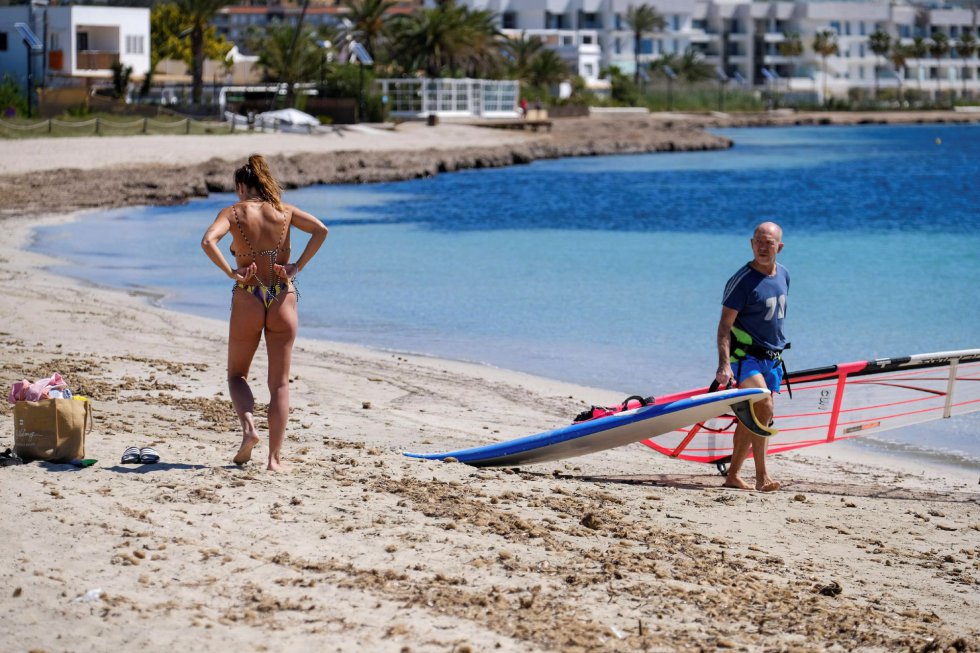 Varias personas disfrutan del sol en la playa de Talamanca en Ibiza. Varias personas disfrutan del sol en la playa de Talamanca en Ibiza.