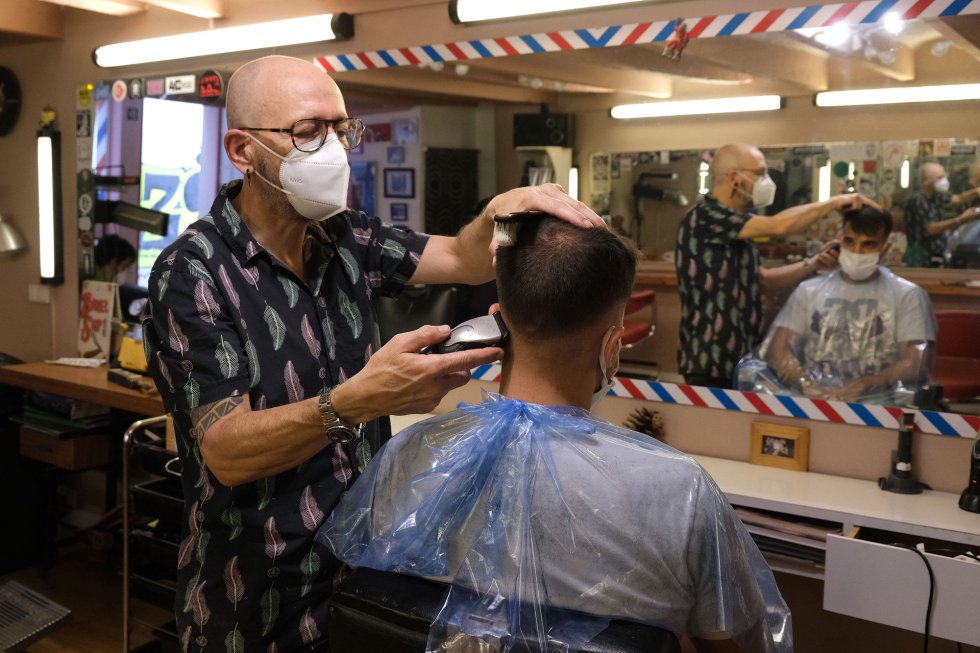 Un peluquero pasa la maquinilla de afeitar a un cliente en Palma de Mallorca el día en que el que la isla, junto con Menorca e Ibiza, inicia este lunes, 11 de mayo. Un peluquero pasa la maquinilla de afeitar a un cliente en Palma de Mallorca el día en que el que la isla, junto con Menorca e Ibiza, inicia este lunes, 11 de mayo.