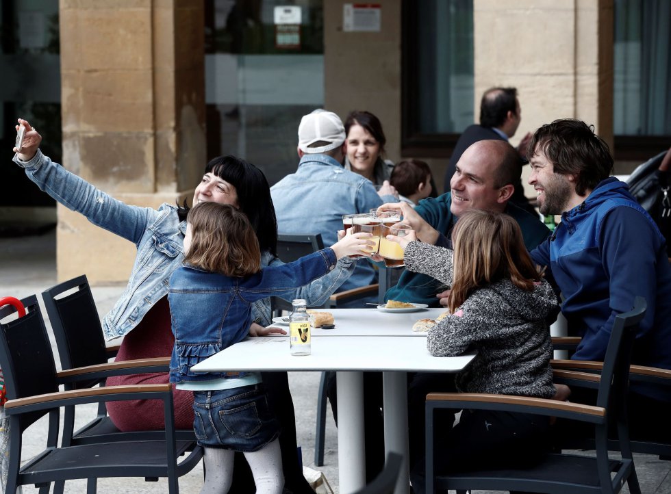 Una familia sentada en la terraza de la Plaza del Castillo de Pamplona después de mas de 50 días de confinamiento. Una familia sentada en la terraza de la Plaza del Castillo de Pamplona después de mas de 50 días de confinamiento.