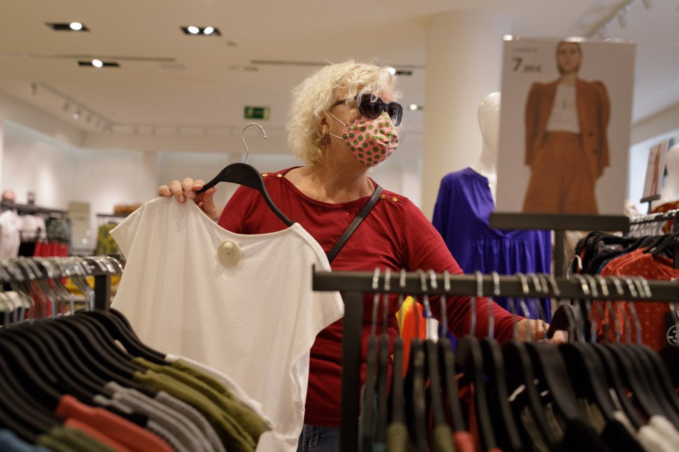 Este lunes comenzó en Canarias la Fase 1 de la desescalada y por ello está autorizada la apertura del pequeño comercio con restricción de aforo. Este lunes comenzó en Canarias la Fase 1 de la desescalada y por ello está autorizada la apertura del pequeño comercio con restricción de aforo.