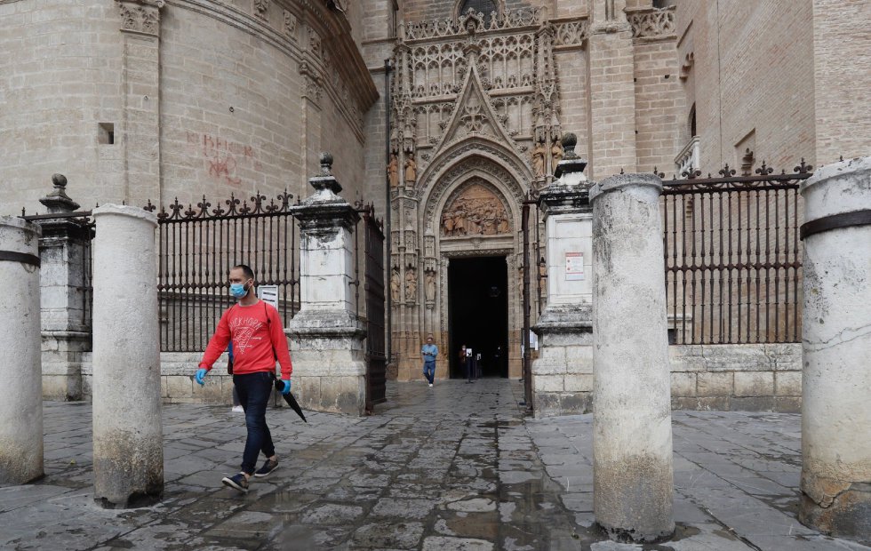 Varias personas salen de la Catedral de Sevilla, en la fase 1 de la desescalada. Varias personas salen de la Catedral de Sevilla, en la fase 1 de la desescalada.