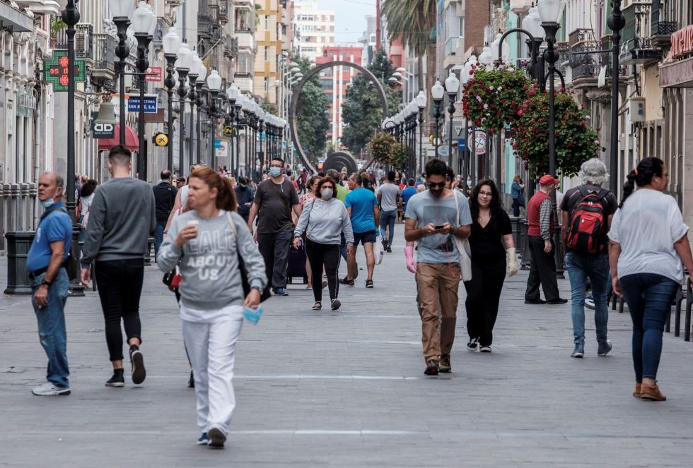 Varias personas pasean por la calle Mayor de Triana, en lacapital grancanaria, este lunes. Varias personas pasean por la calle Mayor de Triana, en lacapital grancanaria, este lunes.
