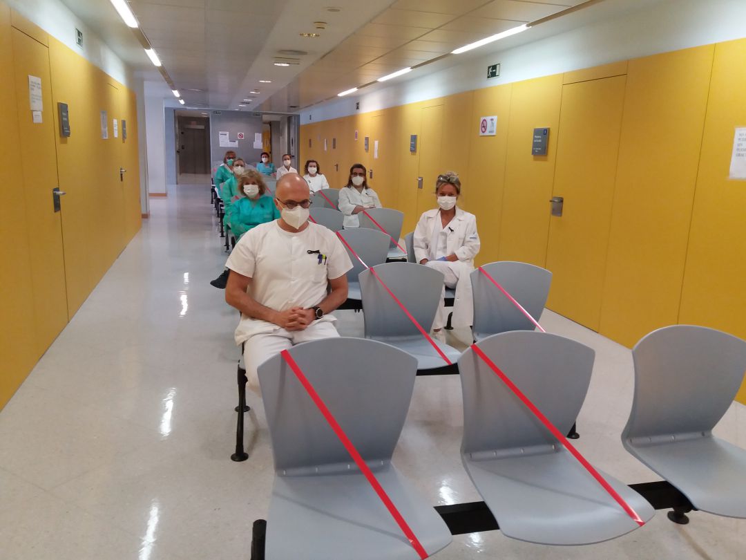 Los médicos del ambulatorio de La Lila guardan dos minutos de silencio en memoria de sus compañeros caídos víctimas del coronavirus