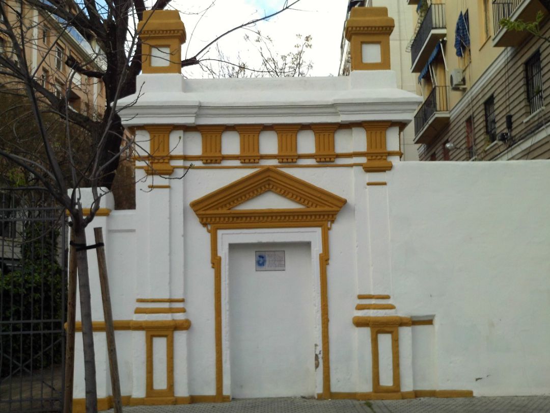 Imagen de la única puerta que queda en pie de la Plaza Monumental de Sevilla