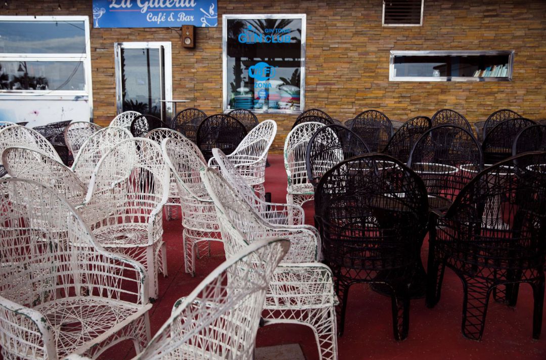 Vista de una cafetería repleta de sillas en el paseo marítimo del Rincón de la Victoria en Málaga que, junto a Granada, pasará el próximo lunes a Fase 1, por lo que toda la comunidad estará al mismo nivel de desescalada.