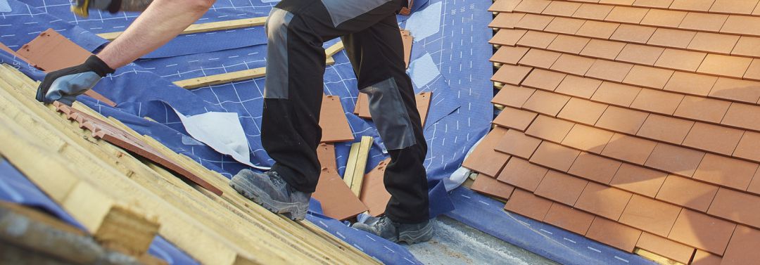 Persona arreglando un tejado (Recurso)