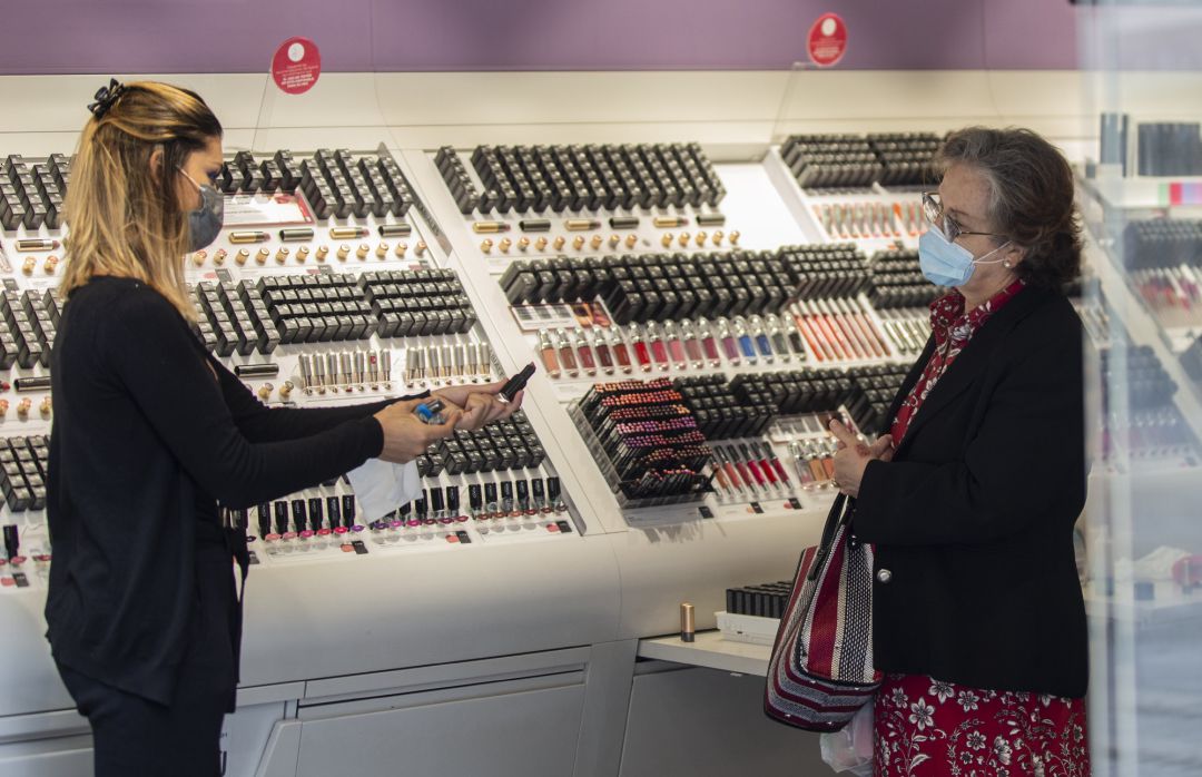 Cómo va a cambiar la cosmética tras el coronavirus?: "No volveremos a probarnos el maquillaje en los estands" | Sociedad | Cadena SER