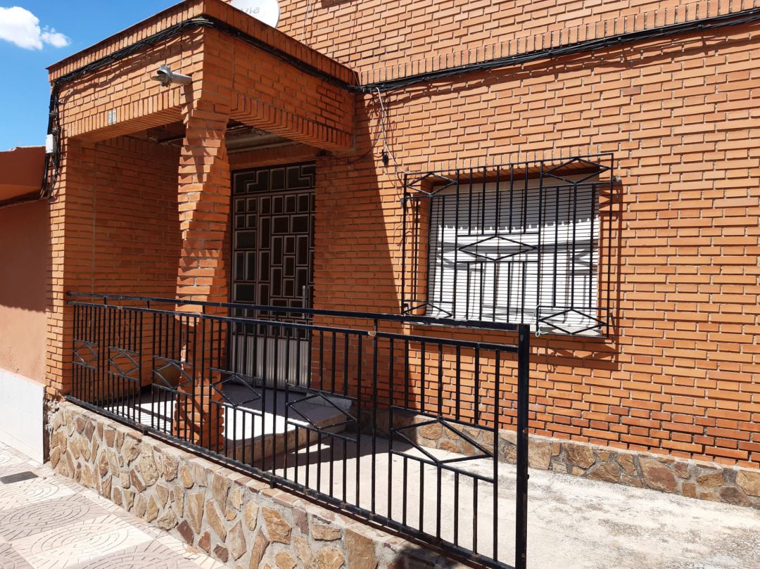 Una de las viviendas registradas por la Policía Nacional en Bolaños, de la que han salido 2 personas que han sido detenidas, en la calle Cardenal Cisneros de la localidad