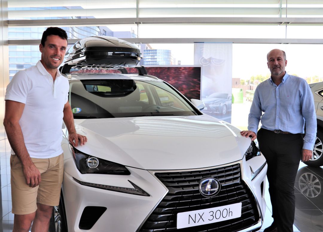 Roberto Bautista, embajador de Lexus Castellón, junto a Javier Arrando, gerente de la empresa