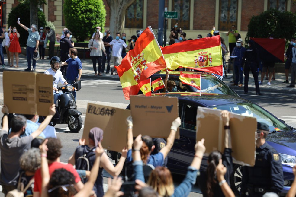 Coches y motos, con pancartas y banderas de España, circulan por las calles de Zaragoza en la manifestación de Vox para pedir la dimisión del Gobierno de Pedro Sánchez por su gestión durante la pandemia del COVID-19. Coches y motos, con pancartas y banderas de España, circulan por las calles de Zaragoza en la manifestación de Vox para pedir la dimisión del Gobierno de Pedro Sánchez por su gestión durante la pandemia del COVID-19.