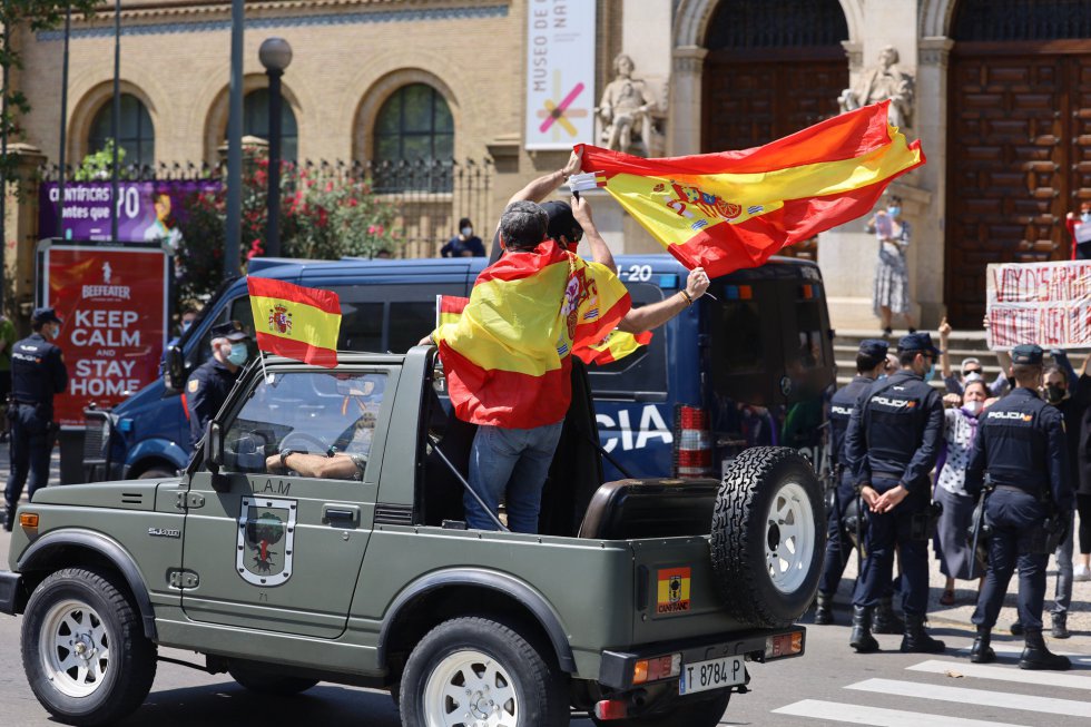 Coches y motos, con pancartas y banderas de España, circulan por las calles de Zaragoza en la manifestación de Vox para pedir la dimisión del Gobierno de Pedro Sánchez por su gestión durante la pandemia del COVID-19. Coches y motos, con pancartas y banderas de España, circulan por las calles de Zaragoza en la manifestación de Vox para pedir la dimisión del Gobierno de Pedro Sánchez por su gestión durante la pandemia del COVID-19.