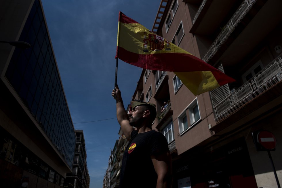 Un hombre lleva la bandera de España durante la manifestación de Vox para pedir la dimisión del Gobierno de Pedro Sánchez por su gestión durante la pandemia del COVID-19. Un hombre lleva la bandera de España durante la manifestación de Vox para pedir la dimisión del Gobierno de Pedro Sánchez por su gestión durante la pandemia del COVID-19.