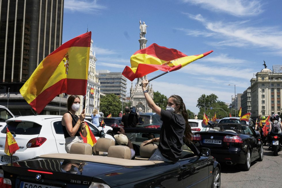 Coches y motos, con pancartas y banderas de España, circulan por las calles de la capital en la manifestación de Vox para pedir la dimisión del Gobierno de Pedro Sánchez por su gestión durante la pandemia del COVID-19. Coches y motos, con pancartas y banderas de España, circulan por las calles de la capital en la manifestación de Vox para pedir la dimisión del Gobierno de Pedro Sánchez por su gestión durante la pandemia del COVID-19.