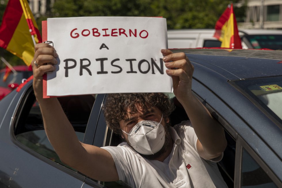 Un hombre muestra el mensaje de "Gobierno a prisión" desde su coche durante la manifestación de Vox contra Sánchez Un hombre muestra el mensaje de "Gobierno a prisión" desde su coche durante la manifestación de Vox contra Sánchez