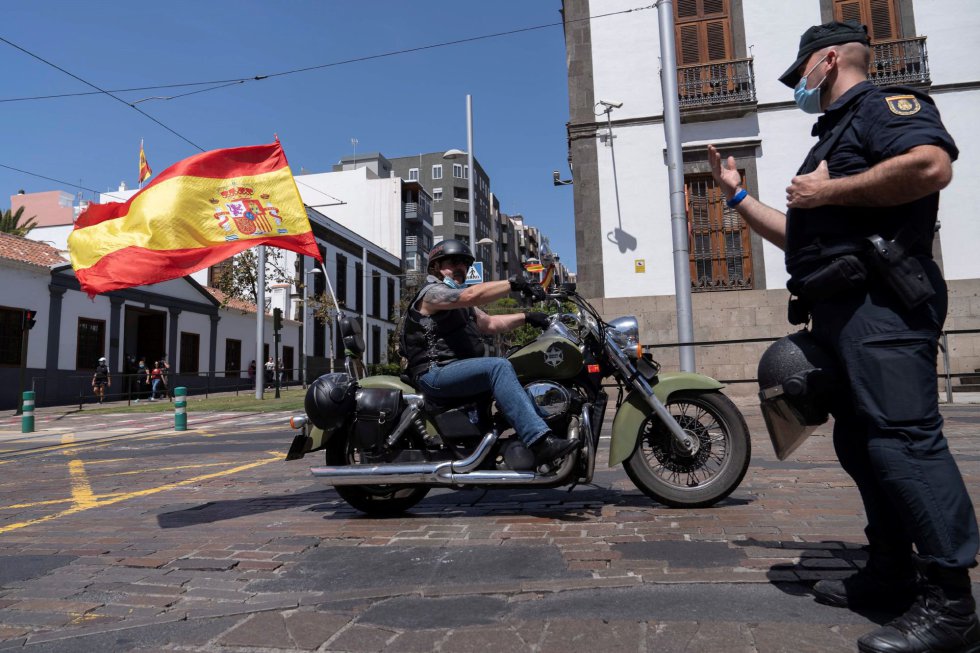Vox convocó este sábado una caravana de coches por las calles de Santa Cruz de Tenerife para protestar contra la gestión de la pandemia por parte del Gobierno de España. Vox convocó este sábado una caravana de coches por las calles de Santa Cruz de Tenerife para protestar contra la gestión de la pandemia por parte del Gobierno de España.