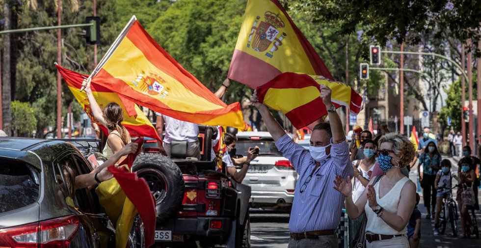 Manifestación a bordo de vehículos convocada por Vox bajo el lema "Caravana por España y su libertad" que ha discurrido esta mañana por las calles de Sevilla. Manifestación a bordo de vehículos convocada por Vox bajo el lema "Caravana por España y su libertad" que ha discurrido esta mañana por las calles de Sevilla.