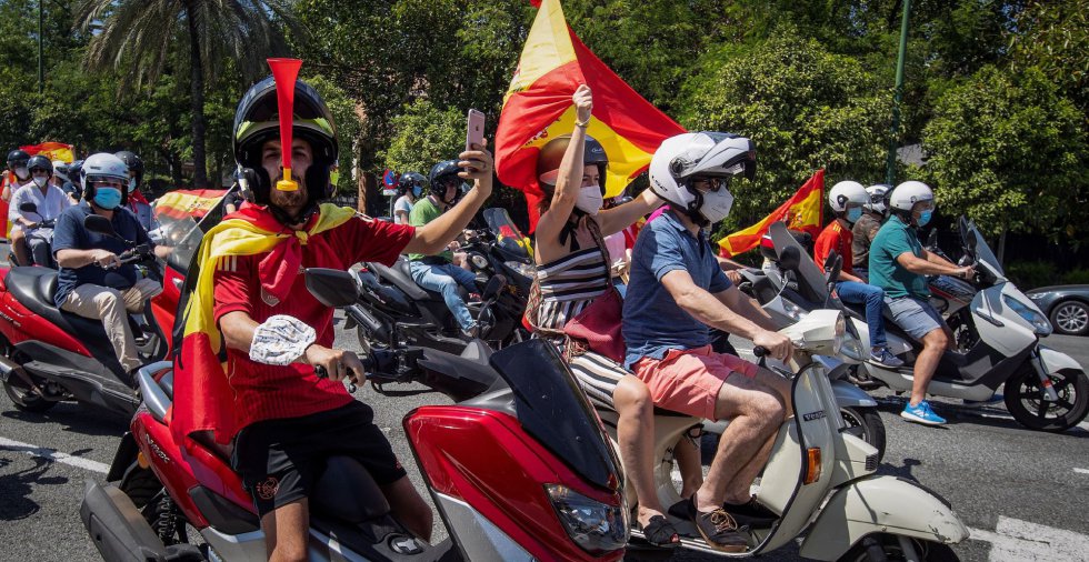 Manifestación a bordo de vehículos convocada por Vox bajo el lema "Caravana por España y su libertad" que ha discurrido esta mañana por las calles de Sevilla. Manifestación a bordo de vehículos convocada por Vox bajo el lema "Caravana por España y su libertad" que ha discurrido esta mañana por las calles de Sevilla.