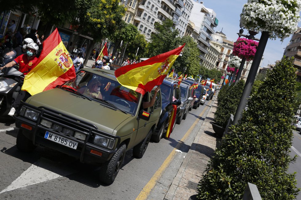 En Granada, caravana de coches convocada por Vox contra la gestión del Gobierno de Pedro Sánchez en la crisis del coronavirus. En Granada, caravana de coches convocada por Vox contra la gestión del Gobierno de Pedro Sánchez en la crisis del coronavirus.