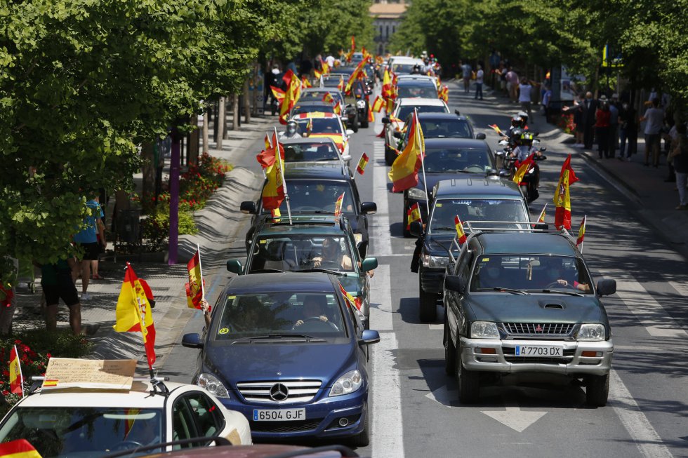 En Granada, caravana de coches convocada por Vox contra la gestión del Gobierno de Pedro Sánchez en la crisis del coronavirus. En Granada, caravana de coches convocada por Vox contra la gestión del Gobierno de Pedro Sánchez en la crisis del coronavirus.